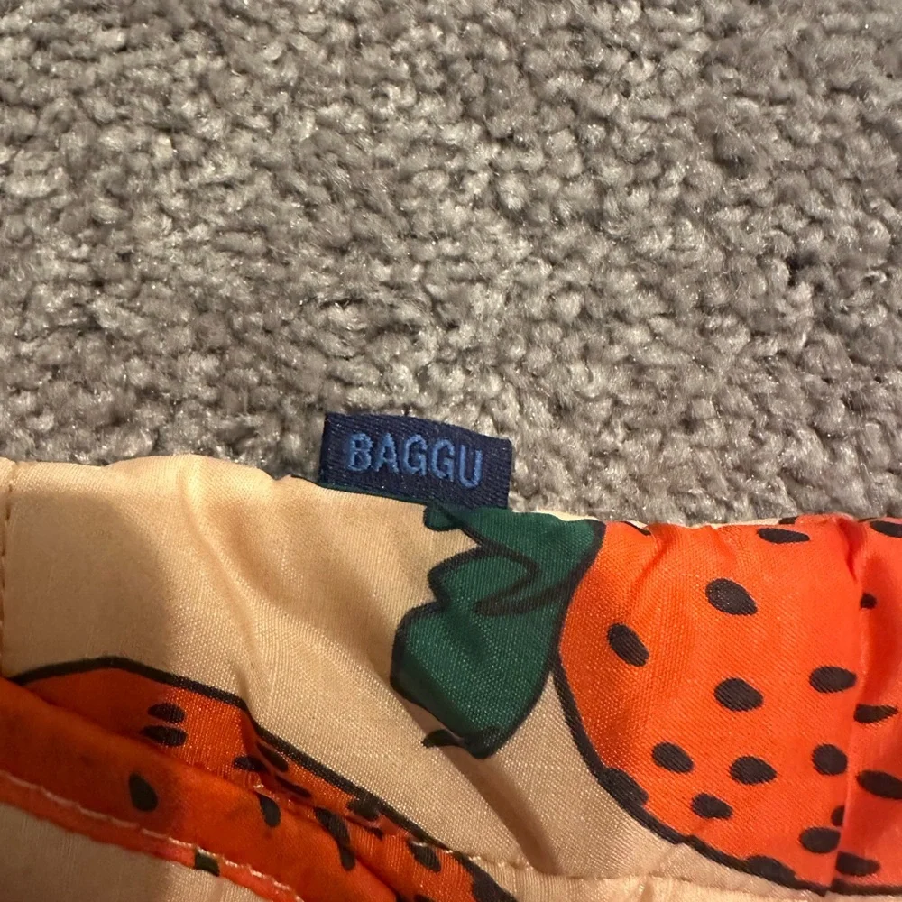 BAGGU Strawberry Print Padded Tablet Sleeve in Orange and Green